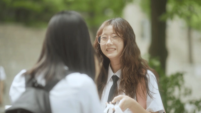젤리가 봉지를 들며 허쉬를 향해 웃고 있다.